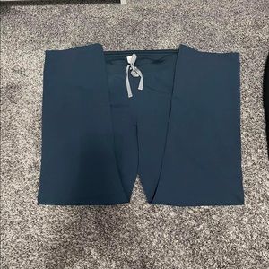 LIVINGSTON Pants. Figs Small Dark Harbor Scrub pants